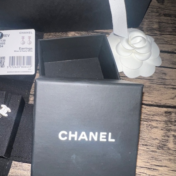 Authentic Chanel pearl CC earrings - Picture 3 of 6